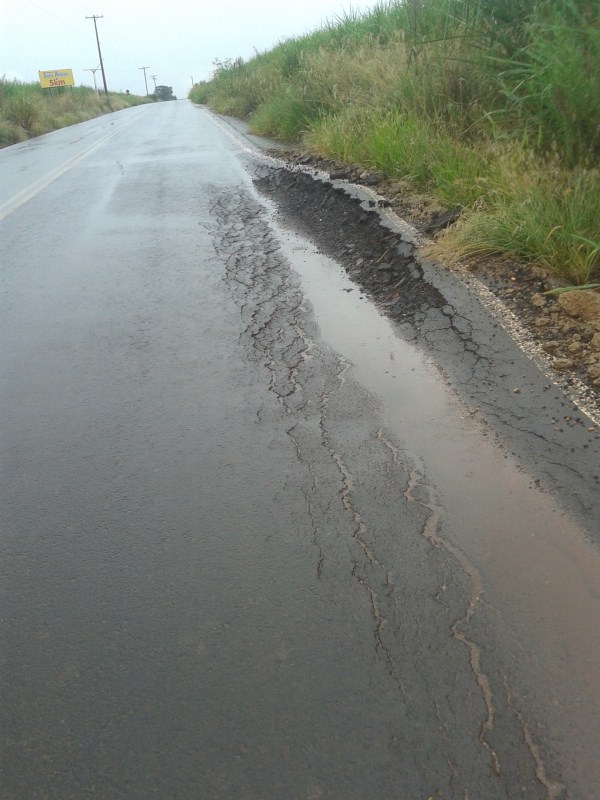 Laterais da pista apresentam buracos em diferentes trechos