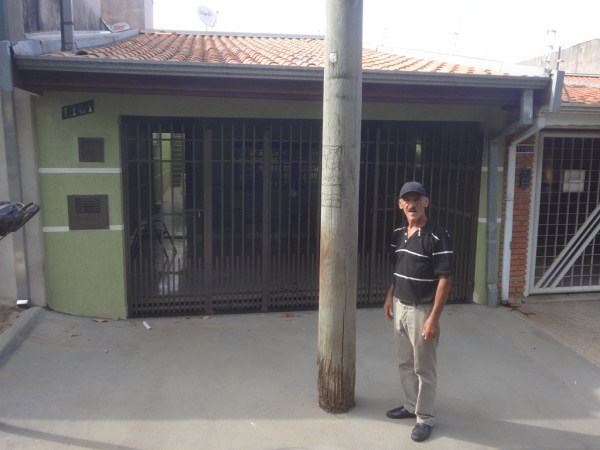 Pereira assina projeto sobre instalação de postes.