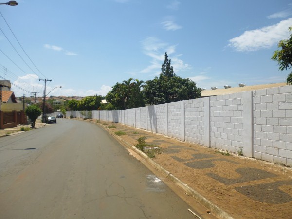 Calçada no entorno da Garagem Municipal.