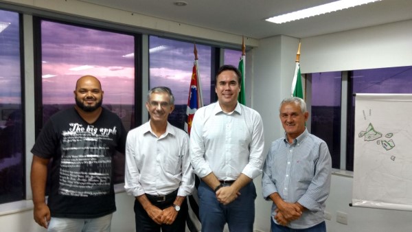 Celso da Bicicletaria em reunião com prefeito e deputado