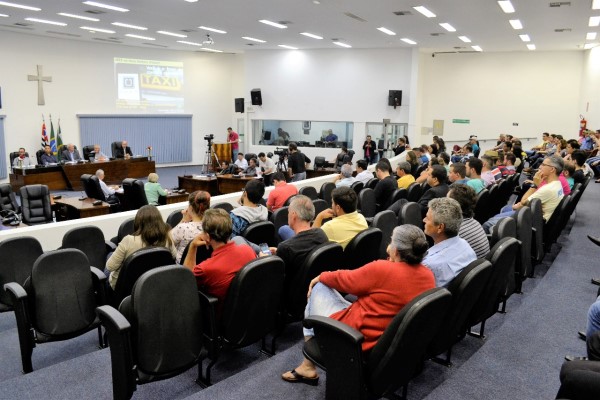 Motoristas de Uber e taxistas debaterem projetos na Câmara