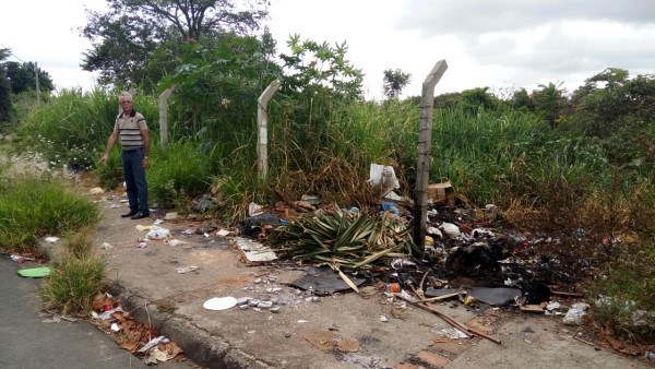 Munícipes reclamam de lixo descartado na rua Albânia