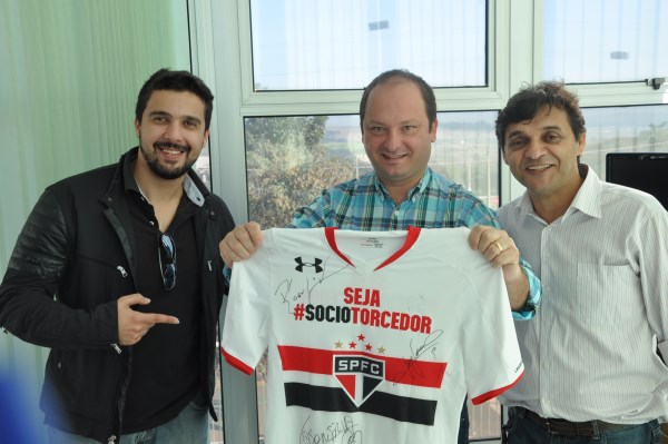 Camisa autografada pode render recursos para a APAE