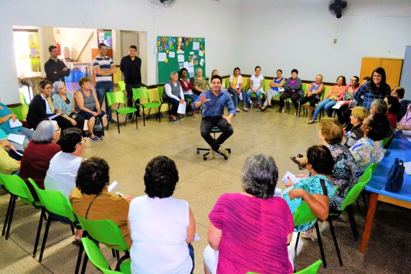 Felipe Sanches conversou com idosos no grupo Esperança