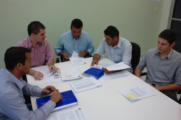 Integrantes da CEI analisaram documentos na reunião de hoje