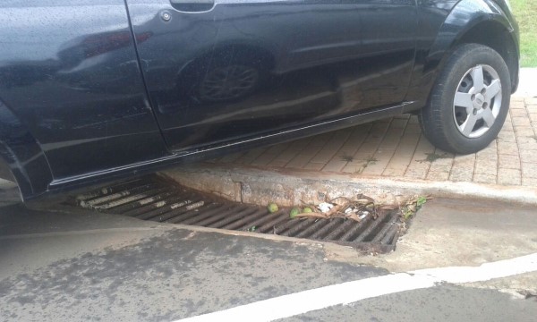 Joi pede manutenção em grade de bueiro na av. Tiradentes.