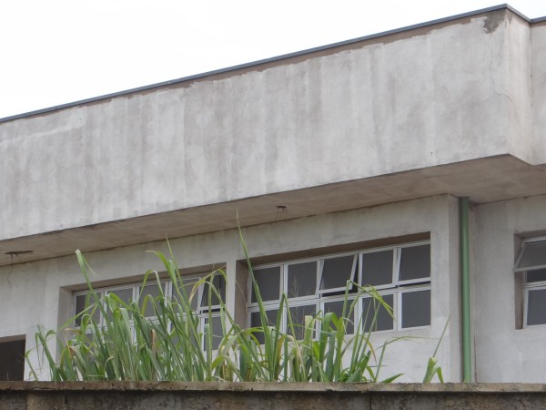 Prédio não foi concluído e já apresenta sinais de abandono