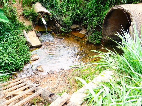 Enorme buraco no Santa Inês preocupa moradores do bairro