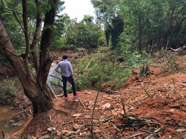 Após reclamações, vereador vistoriou margens do ribeirão