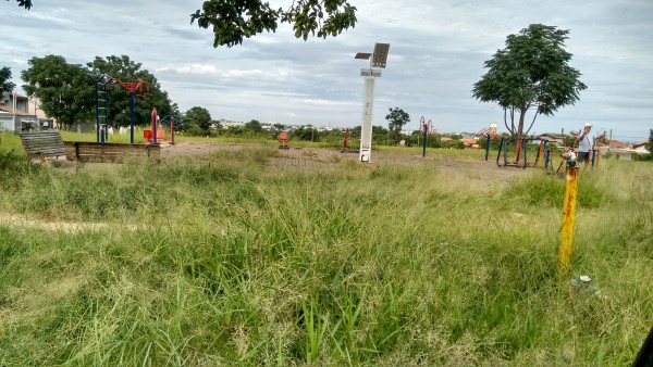 Dr. Edmilson pede roçagem e limpeza em área pública.