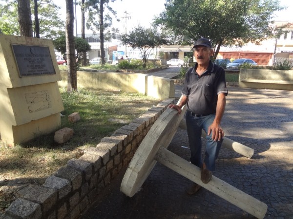 Pereira em visita à praça Ângelo Benith.