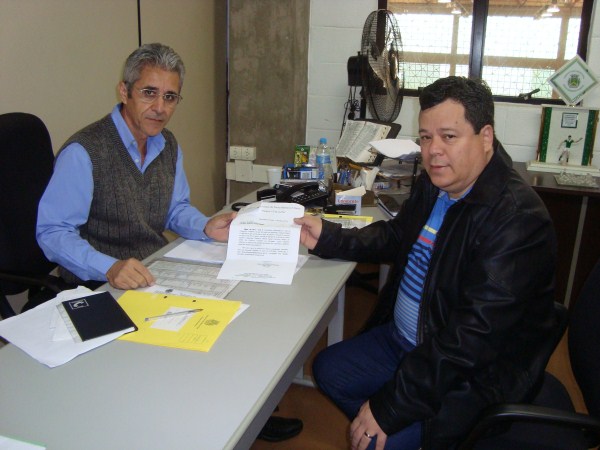 Dr. José entrega cópia de moção de apelo a Anízio Tavares