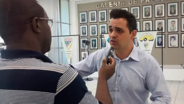 Pinguim quer que secretária explique motivo do atraso