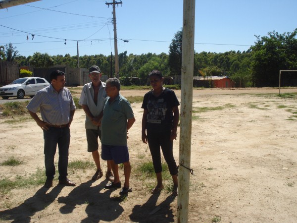 Carlos Fontes conversa com moradores do Beira Rio.