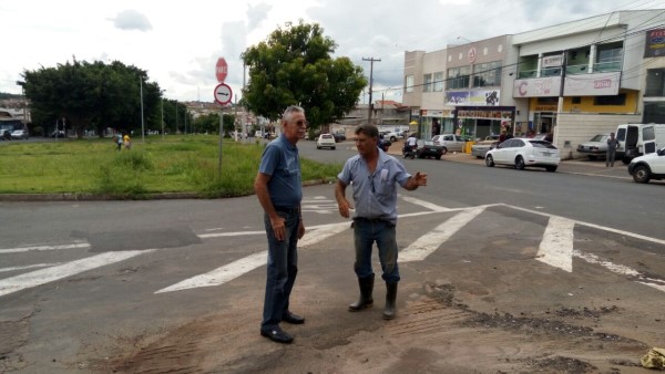 Carlão visitou o local e ouviu nova reclamação de munícipe