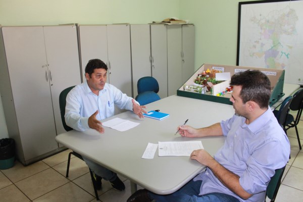 Bebeto em reunião com secretário de meio ambiente.