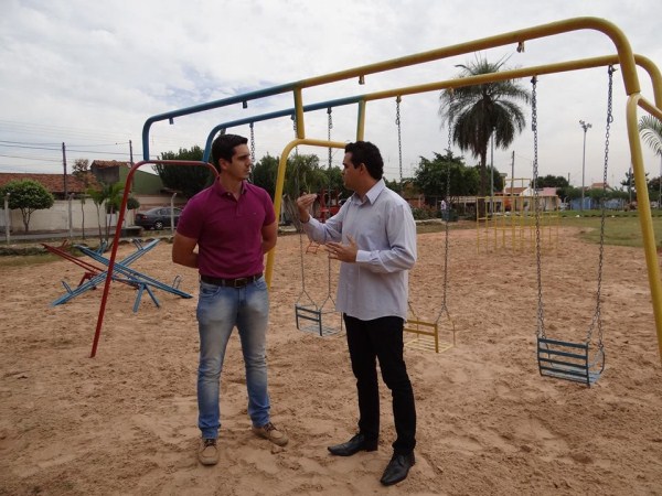 Pinguim e Rafael em visita à praça no Jardim Pérola.