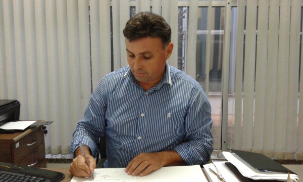 Vereador Carlos Fontes assina emenda a projeto do Executivo