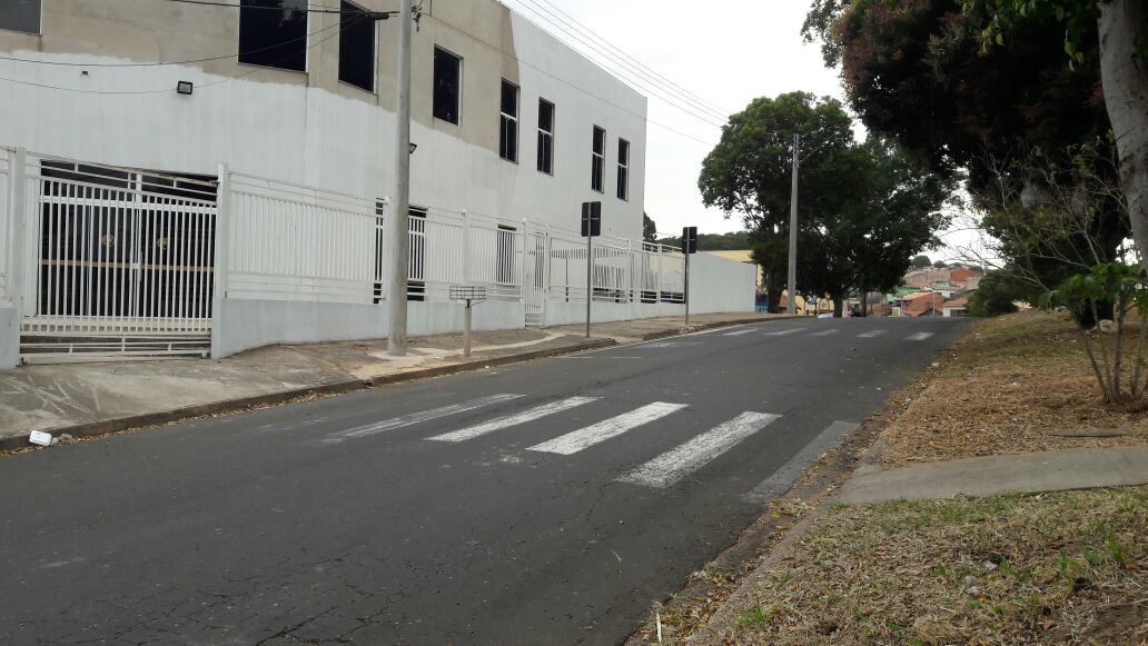 Vereador cobra lombada em frente à Assembleia de Deus